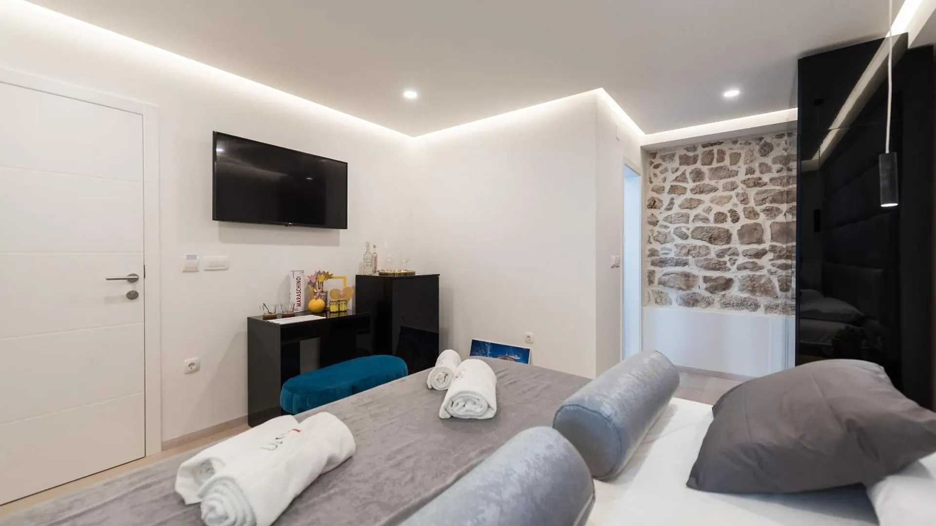 10 Heritage Rooms Zadar Apartment